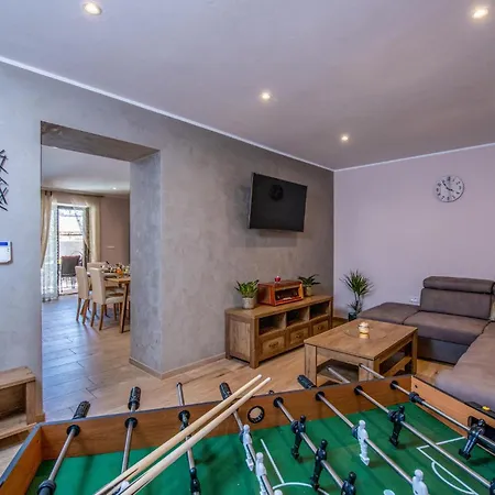 2 Bedroom In Barban בית נופש