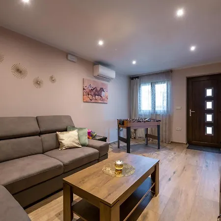 2 Bedroom In Barban בית נופש